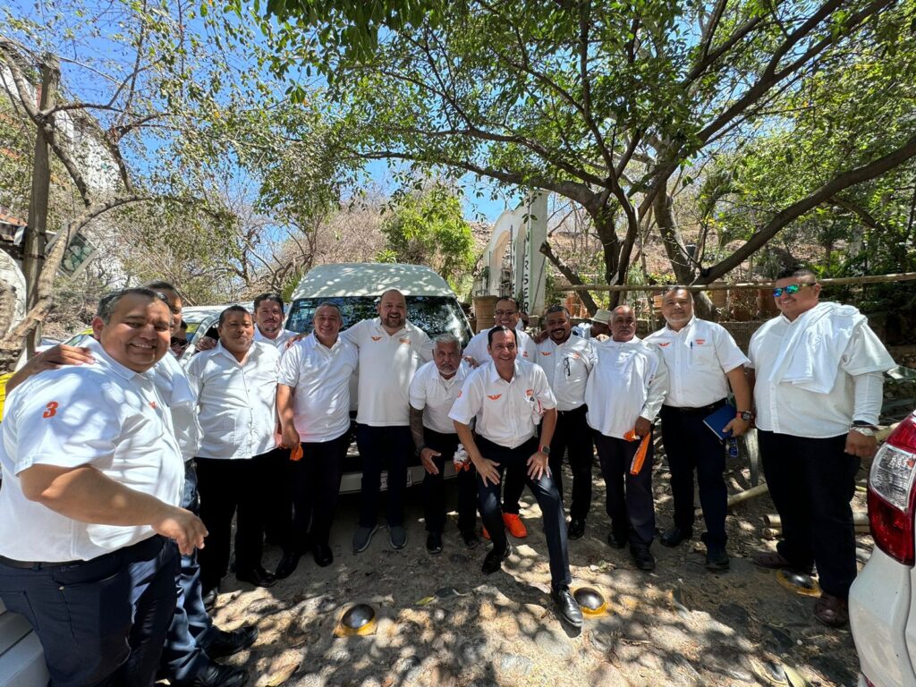 Choferes de taxis y sus familias están listos para emitir su voto naranja
