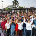 Líderes y locatarios del Pitillal con Chuyita López