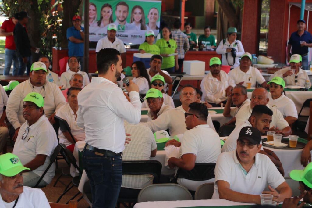 Taxistas se ponen la del tucán para apoyar a Munguía