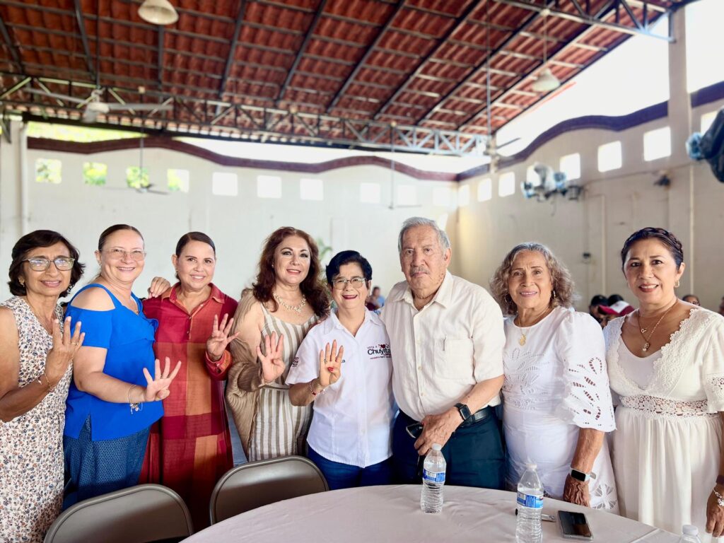 Los profesores celebran con Chuyita López