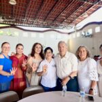 Los profesores celebran con Chuyita López