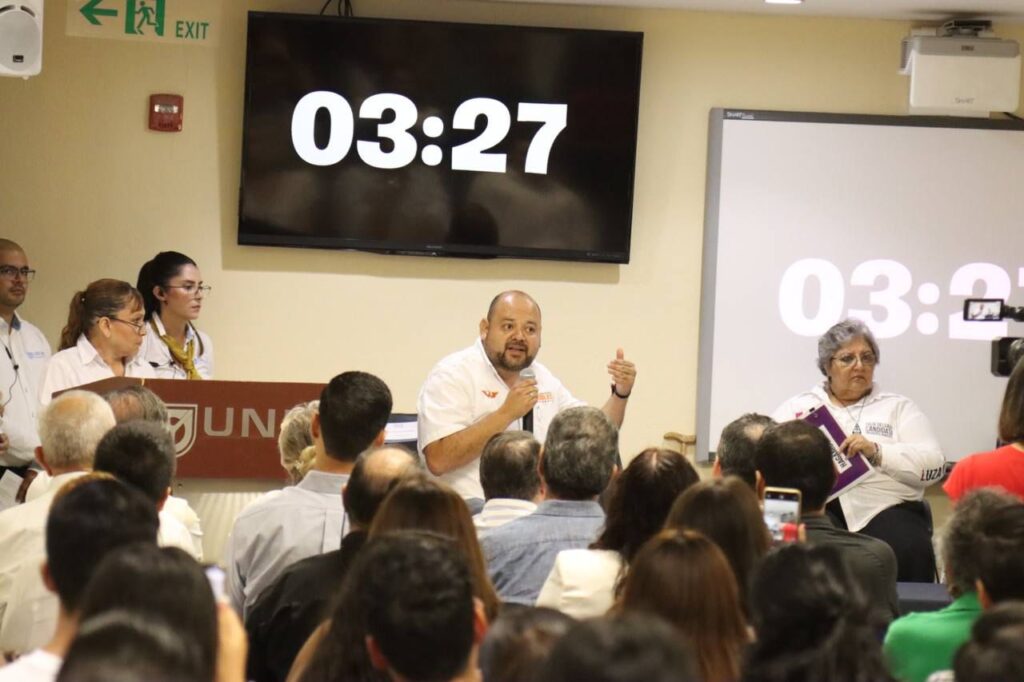 Participa Ramón Guerrero en diálogo universitario