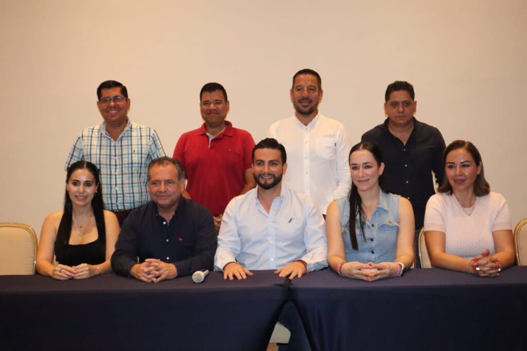Luis Munguía presenta equipo de transición
