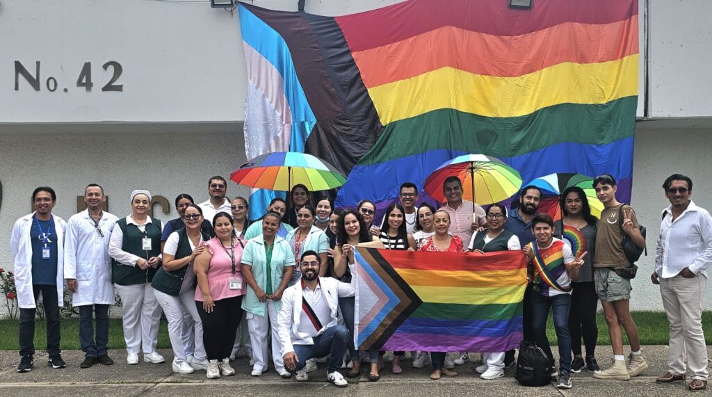 Colocada Bandera LGBTQ+ en el Hospital General de Zona 42 del IMSS en Puerto Vallarta