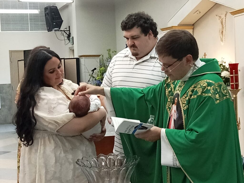 Padres cumplen con el primer sacramento de su primogénito