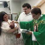 Padres cumplen con el primer sacramento de su primogénito