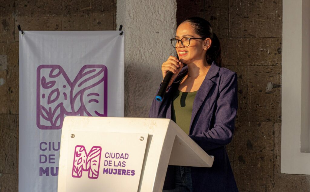 Entregan IMDIS credenciales a personas con discapacidad