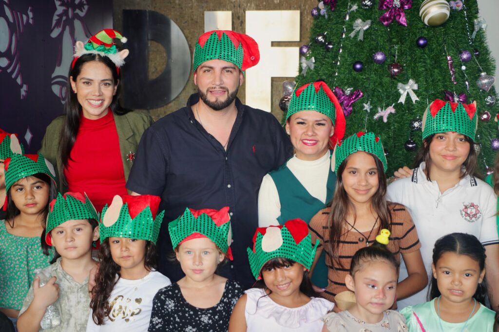 Familia DIF enciende tradicional árbol navideño