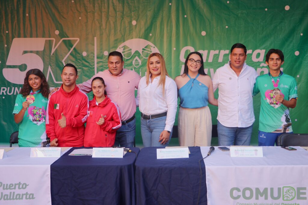 Familias vallartenses se suman a la Primera Carrera Navideña