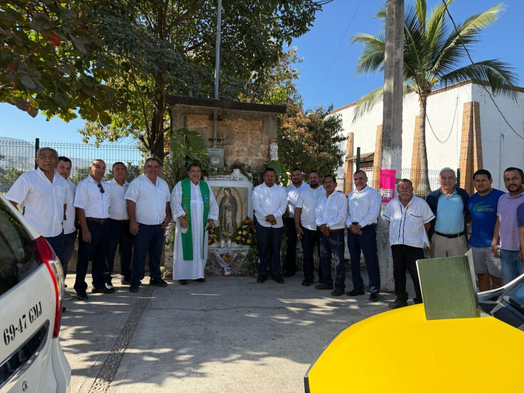 Taxistas y vecinos se unen en un altar de fe y devoción