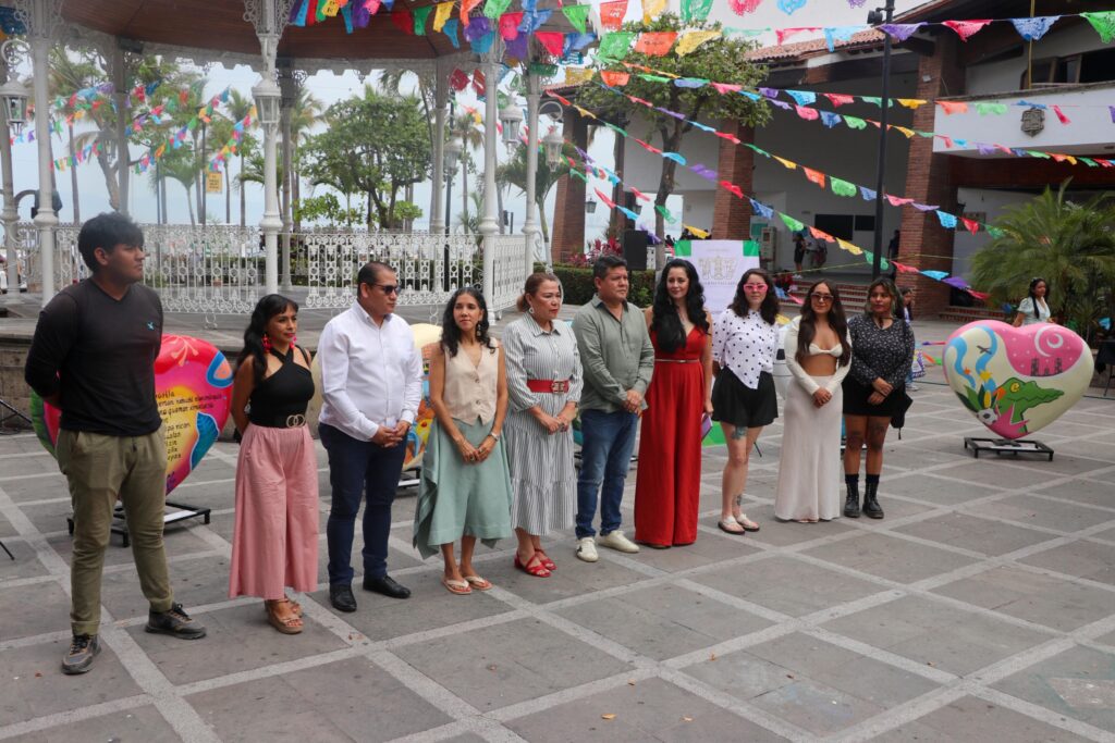 Artistas locales dan vida a la identidad vallartense en Plaza de Armas
