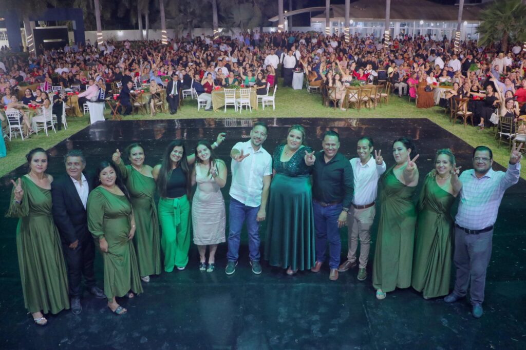 Maestros de Puerto Vallarta celebran su día con emotivo festejo y noche de gala