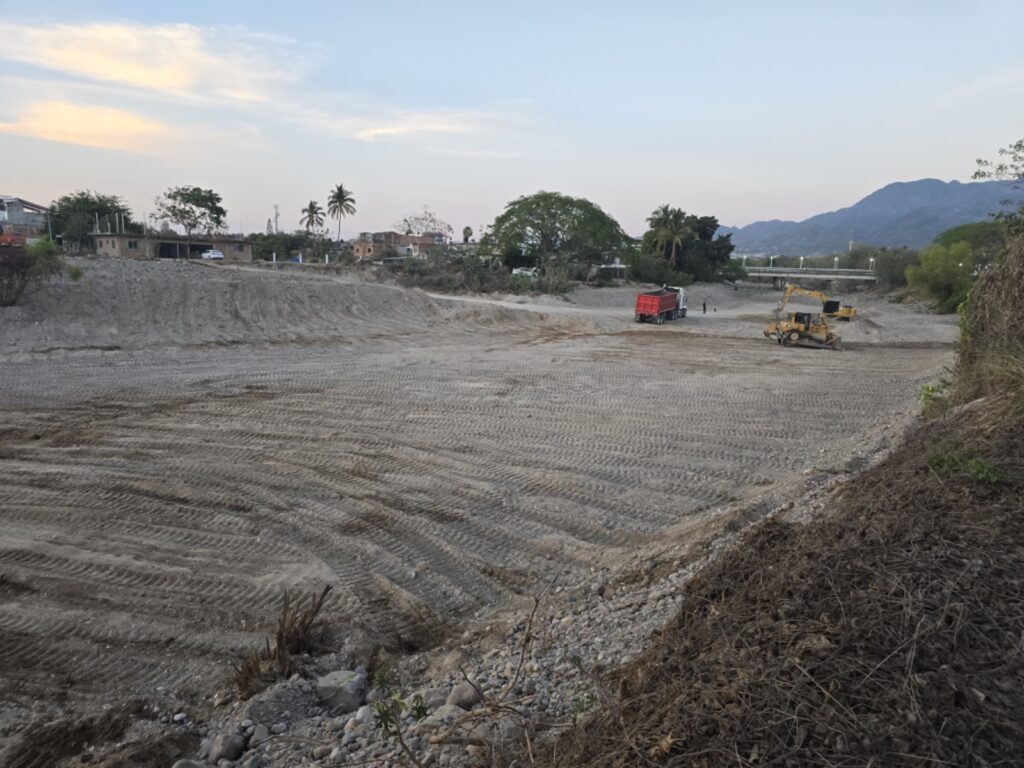 Desazolve profundo en marcha en el río Pitillal