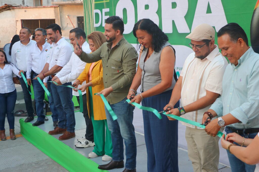Luis Munguía inaugura pavimentación de la calle Juárez en delegación de Las Palmas