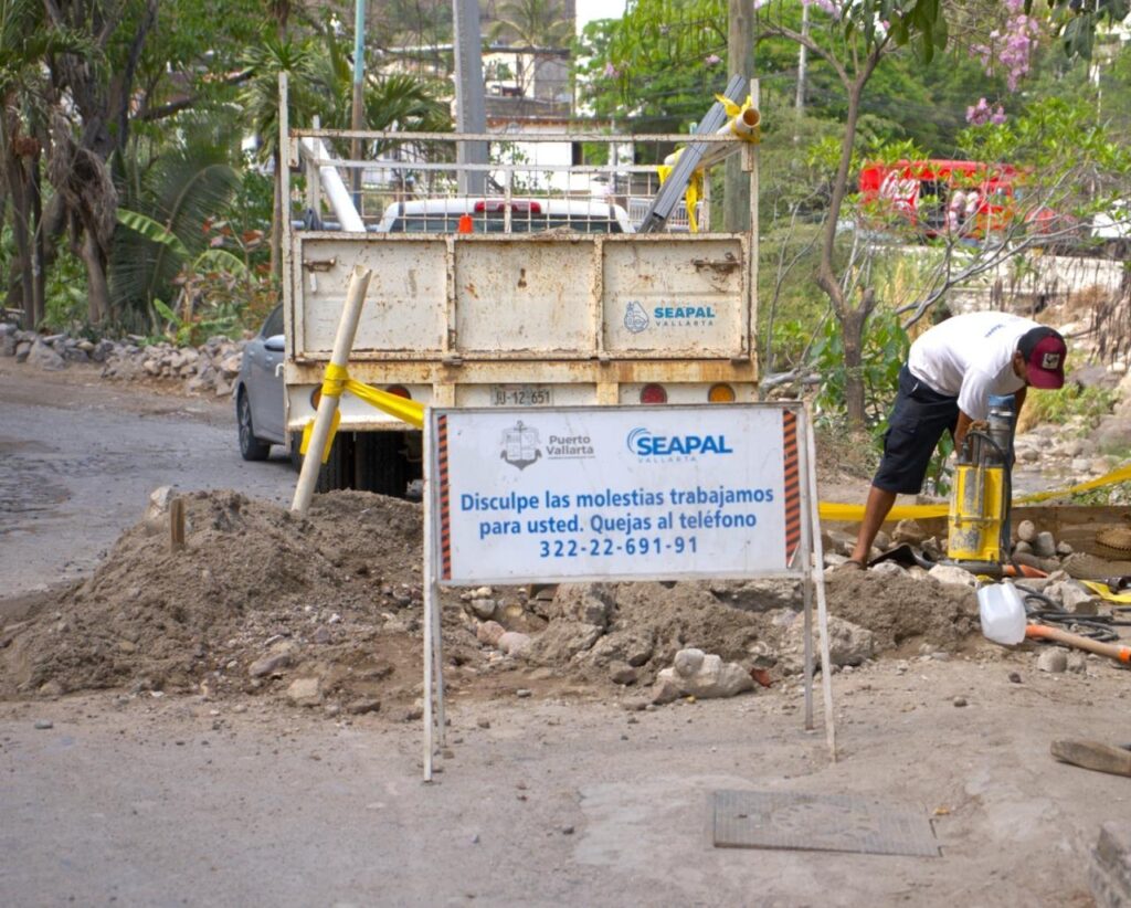 SEAPAL Vallarta realiza trabajos emergentes en la colonia Emiliano Zapata