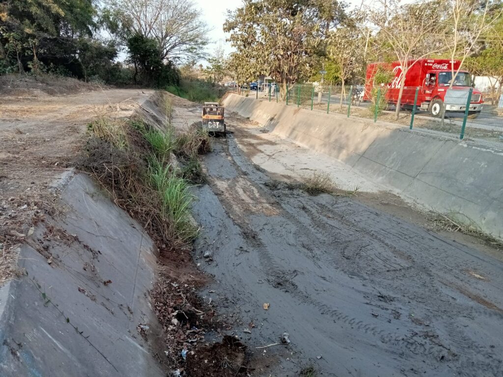 Ardua limpieza y desazolve en canal cerca del CUCosta