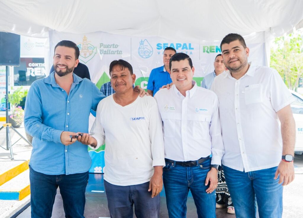 Entrega Luis Munguía nuevo parque vehicular a SEAPAL Vallarta