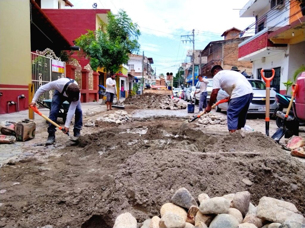 Atiende Seapal socavón ocasionado por la ruptura de una tubería en la calle Jacarandas