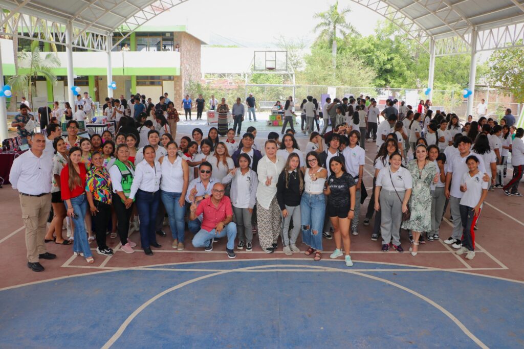 Más de 1,500 jóvenes participan en Feria de la Salud en el CECyTEJ 07