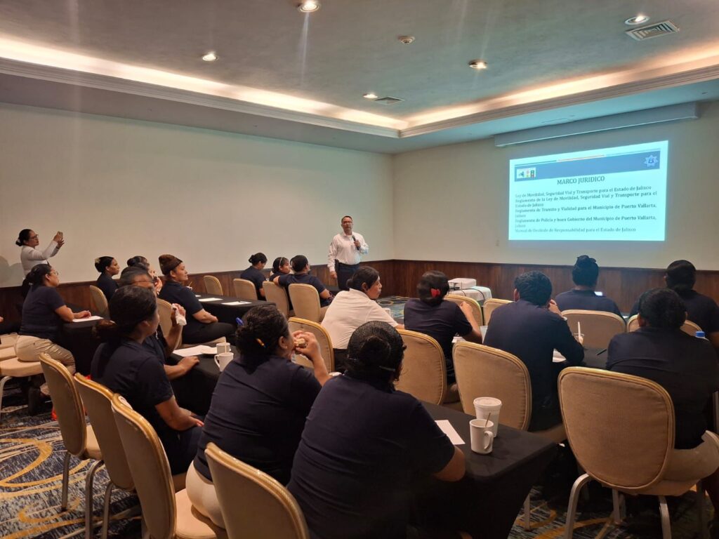 Personal de Tránsito imparte taller de educación vial a colaboradores de hotel