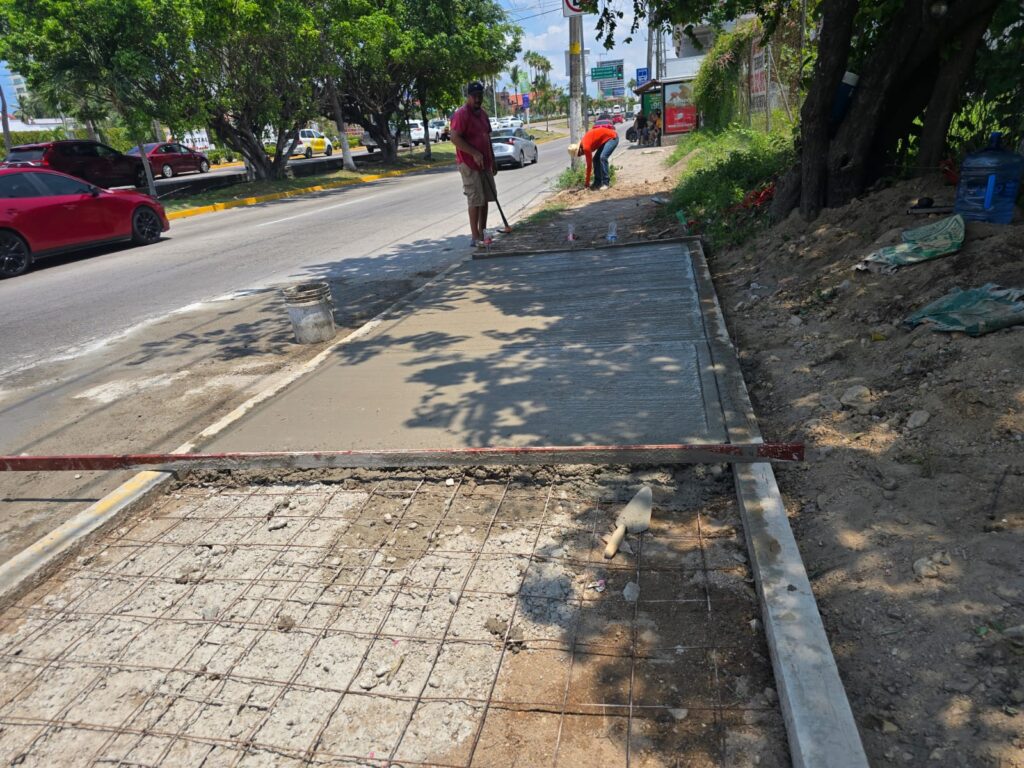 Avanzan trabajos de bacheo y reparación de banquetas en Puerto Vallarta