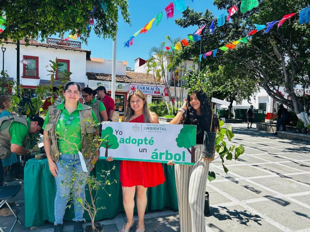 La ciudad se pone verde: 45 árboles adoptados en la Plaza de Armas