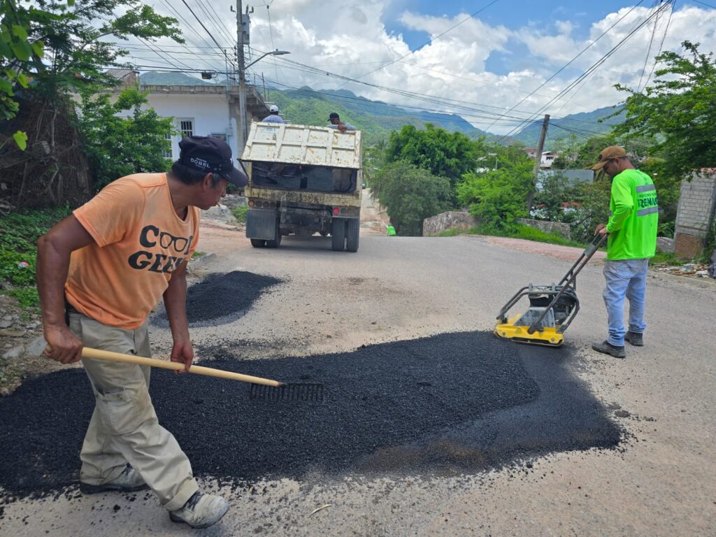 Gobierno del Bien lleva a cabo obras de bacheo en la ciudad