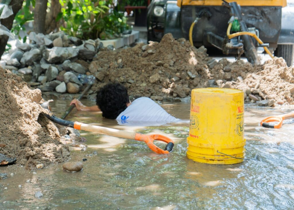 SEAPAL Vallarta trabaja en la reparación de una fuga en la colonia 5 de Diciembre