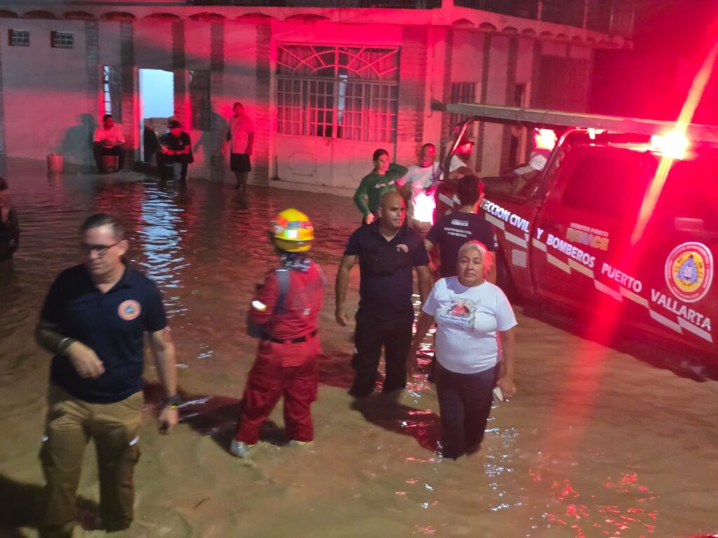 Protección Civil despliega operativo inmediato por tormenta en Puerto Vallarta