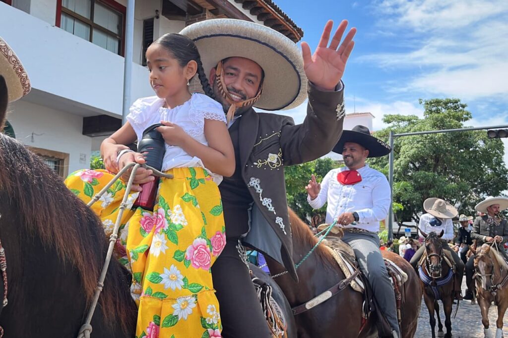Vallartenses y turistas disfrutaron del tradicional desfile Charro