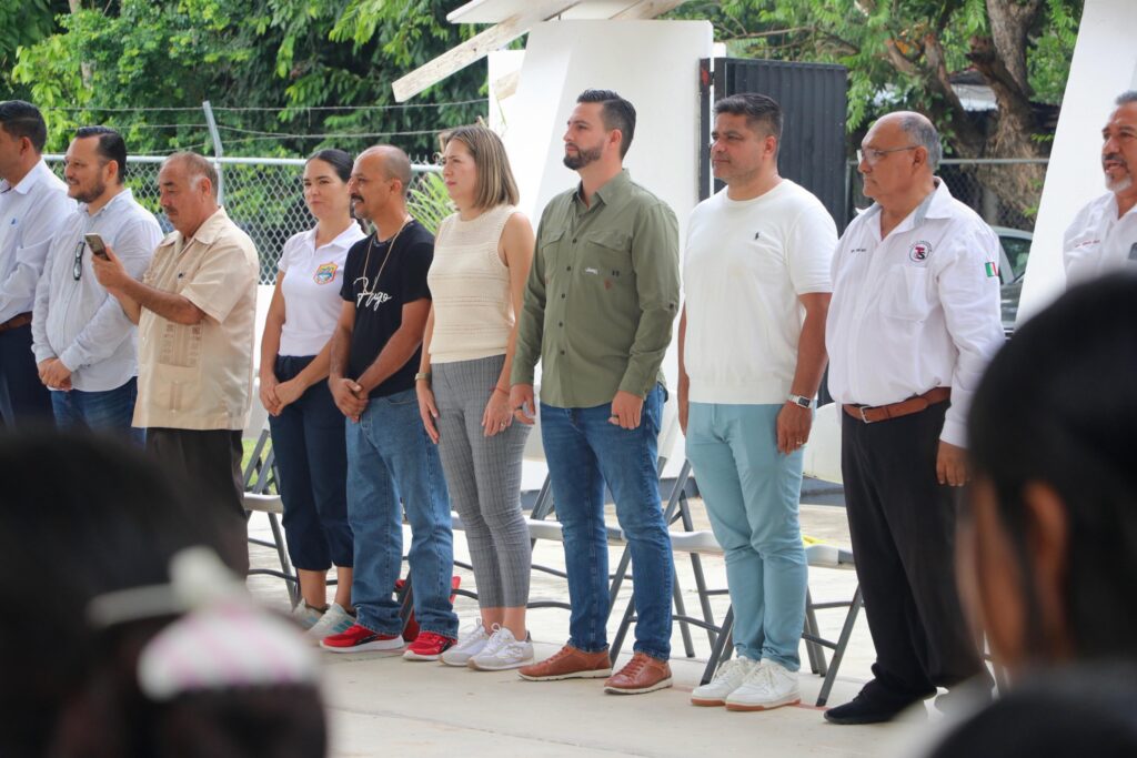 Luis Munguía escucha y atiende peticiones de planteles educativos