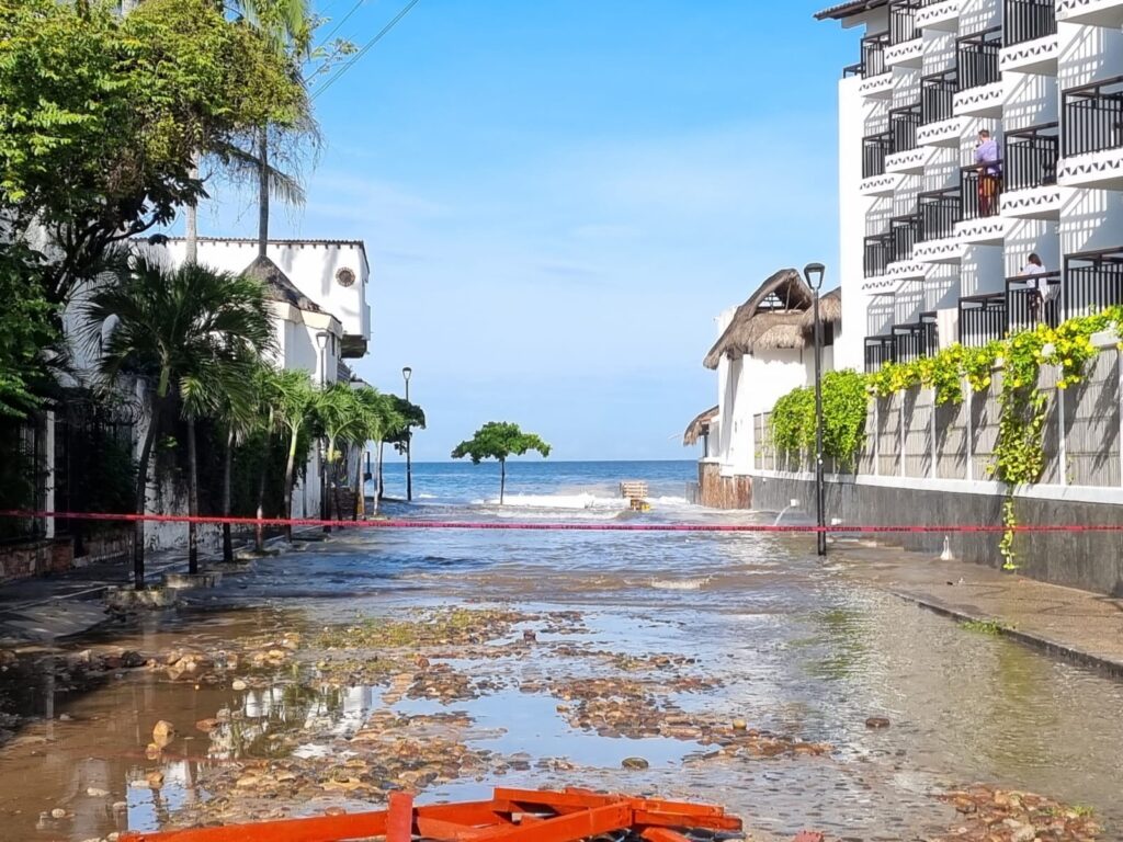 SEAPAL Vallarta atiende afectaciones a su infraestructura sanitaria por alto oleaje