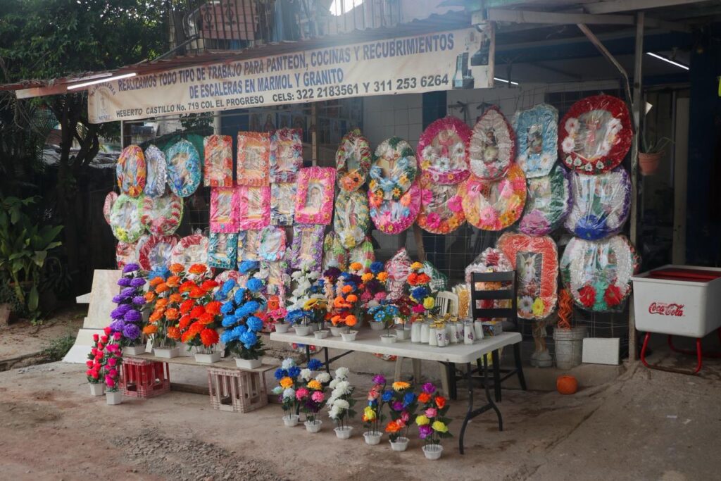 Comercio listo en panteones de Puerto Vallarta para Día de Muertos