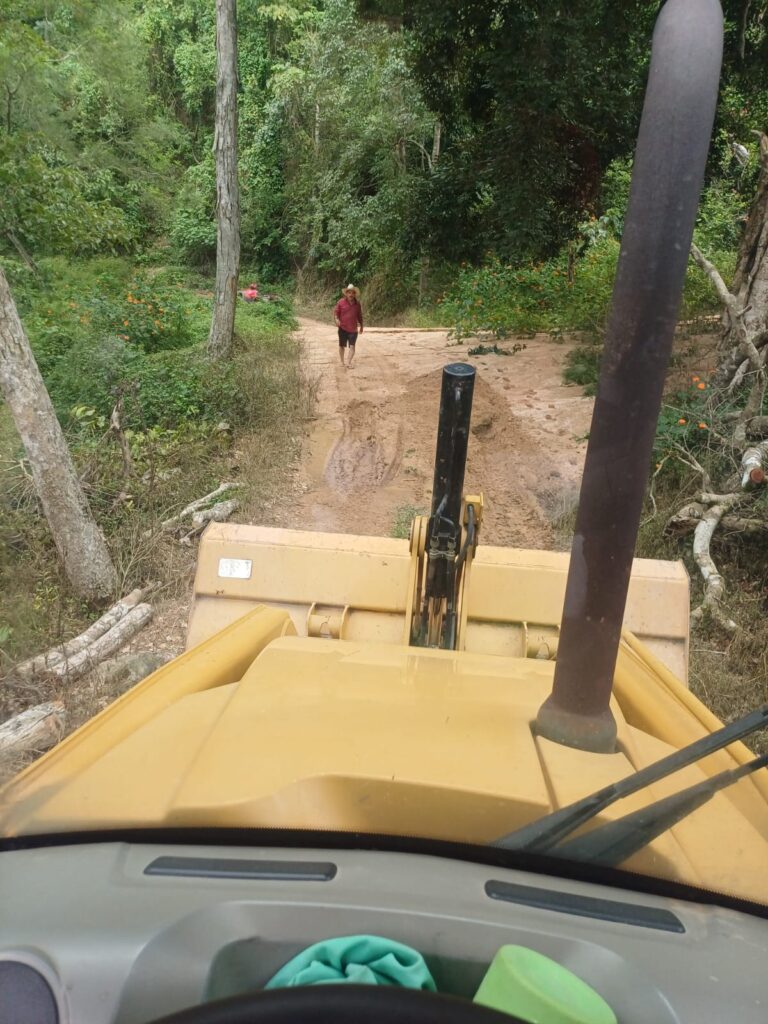 Rehabilitan caminos rurales afectados por las fuertes lluvias