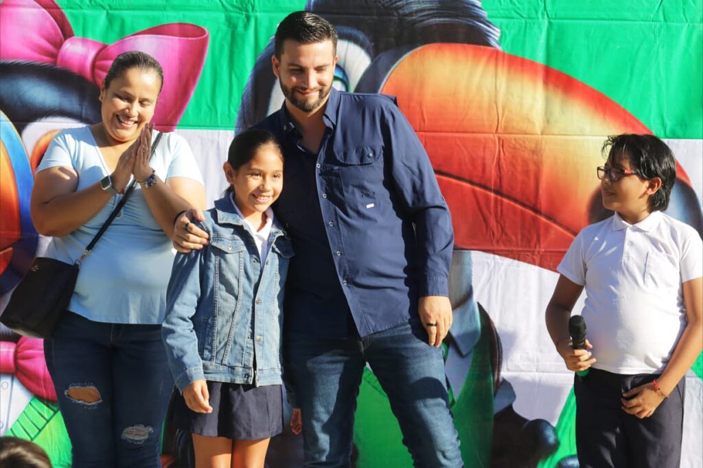 Munguía entrega tablets y anuncia obras en escuela Cuauhtémoc de la colonia San Esteban