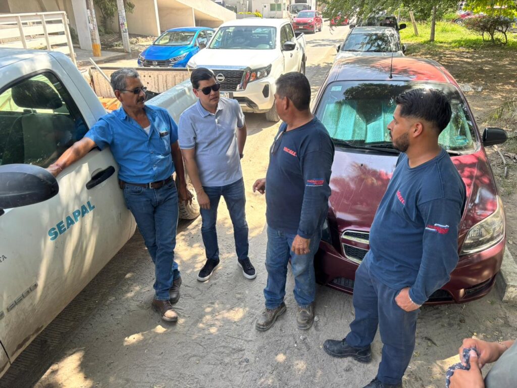 SEAPAL Vallarta continúa labores de desazolve al drenaje en Parque Las Palmas