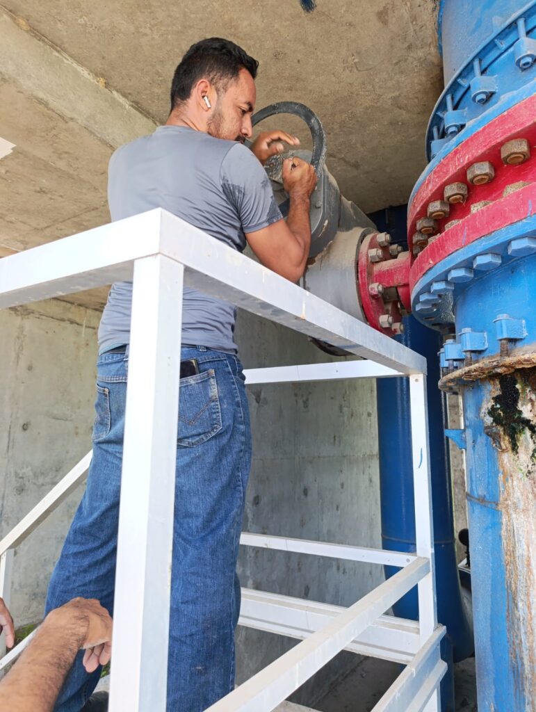SEAPAL Vallarta supervisa reparación de línea de rebombeo dañada por contratista de SIOP