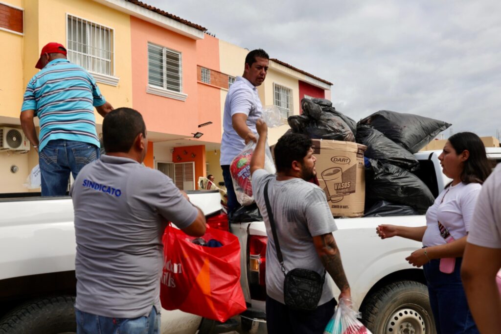 Siguen apoyando con despensas a familias afectadas