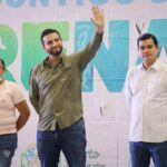 Posterior a la inauguración de galerías verticales  entrega Luis Munguía tinacos en beneficio de más de 2,000 personas