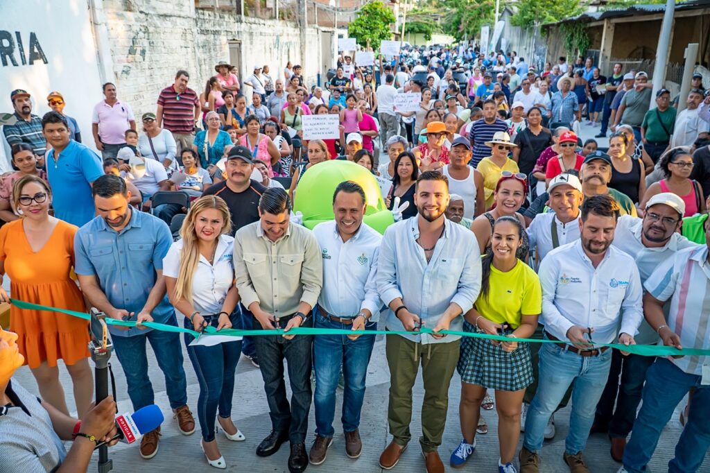 Vecinos celebran la inauguración de la calle Geranio tras años de abandono