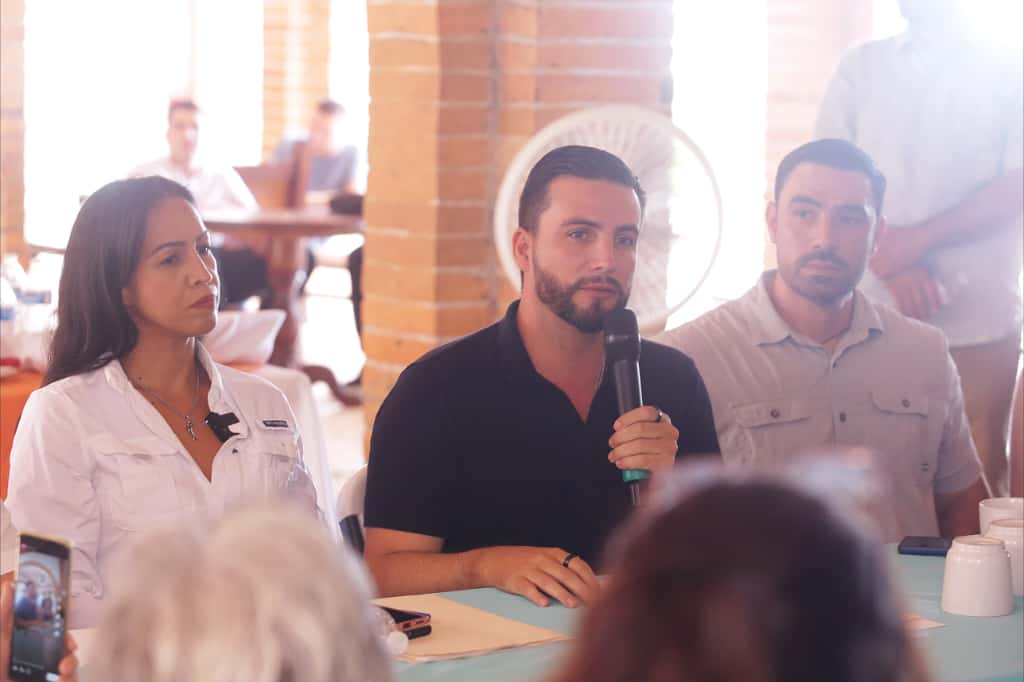 Ante vecinos y comerciantes, Munguía aclara dudas sobre la obra de rehabilitación de la Av. México en el Centro