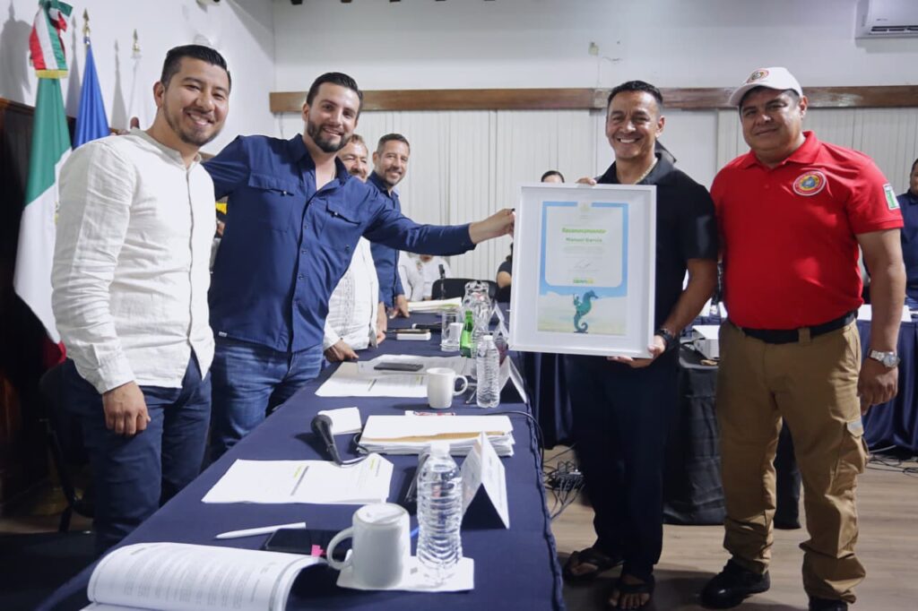 Ayuntamiento reconoce a Manuel García por su labor y aportaciones en favor de Puerto Vallarta