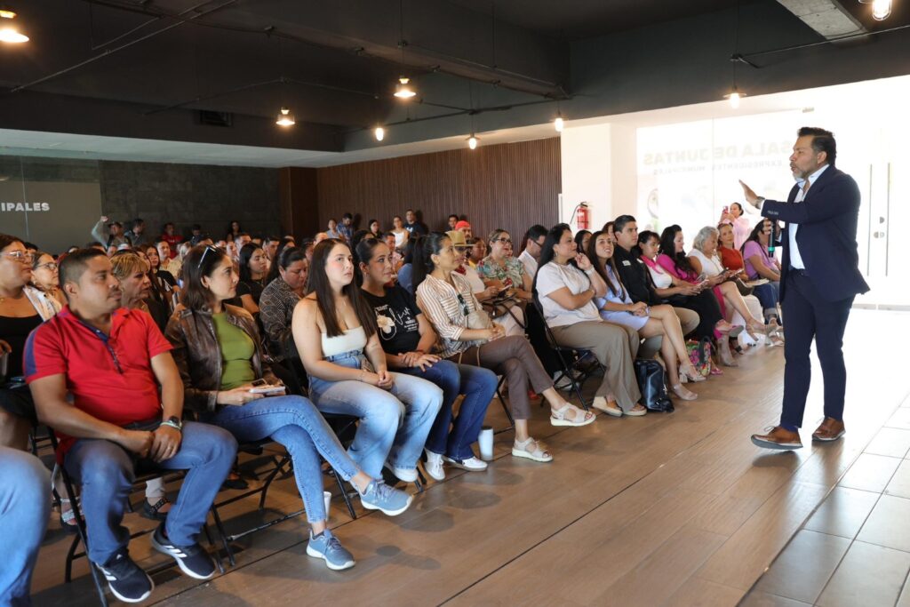 Servidores públicos reciben conferencia sobre Desarrollo del Potencial Humano