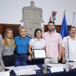 Luis Munguía entrega reconocimientos a vallartenses destacados
