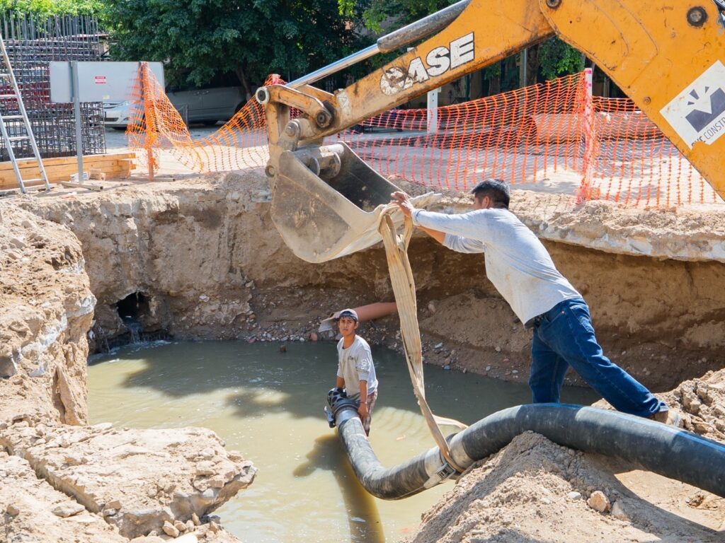 Avanza obra de sustitución de subcolector en Villa Río y Fluvial Vallarta
