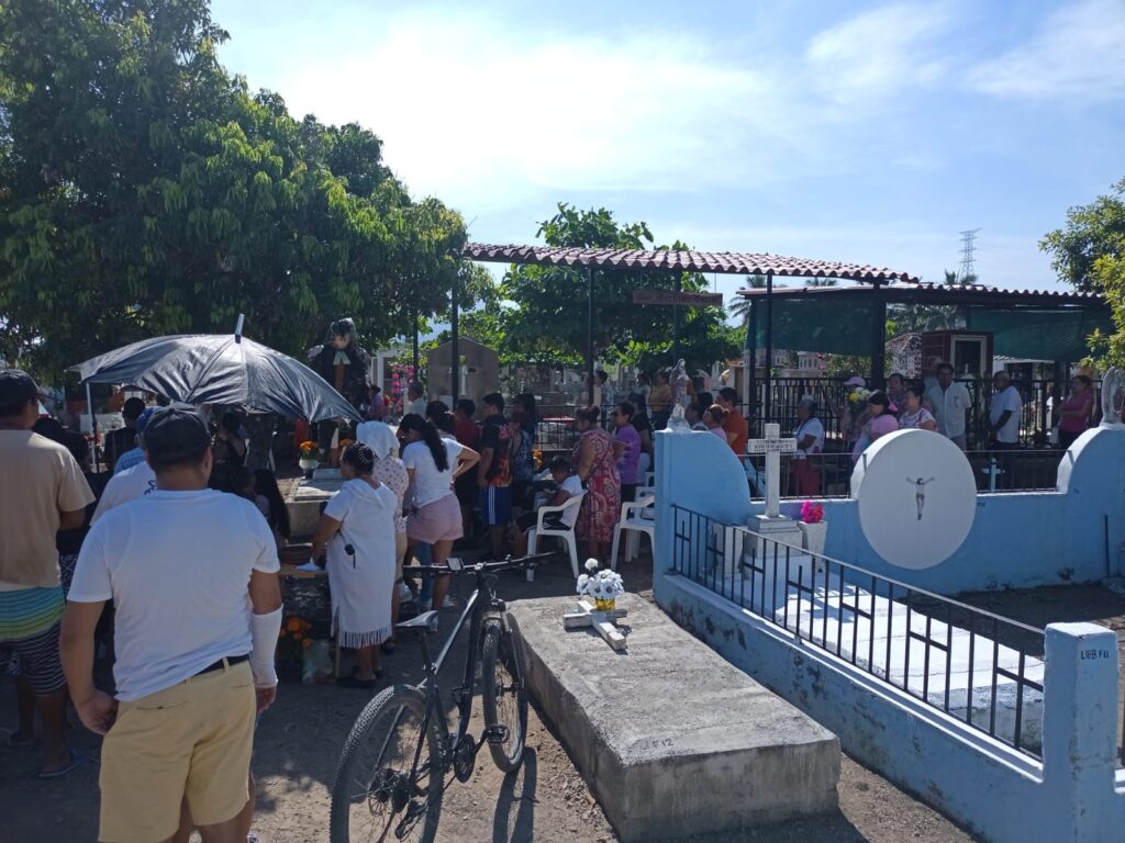 Más de 40 mil vallartenses visitaron los panteones el Día de Muertos