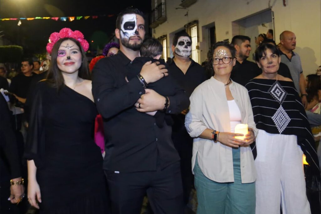 Rompe récord de asistencia desfile de Día de Muertos en Puerto Vallarta