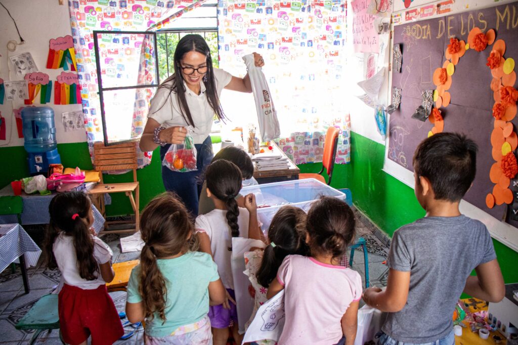 Apoya DIF y Fundación Cimarrón a estudiantes de zona rural