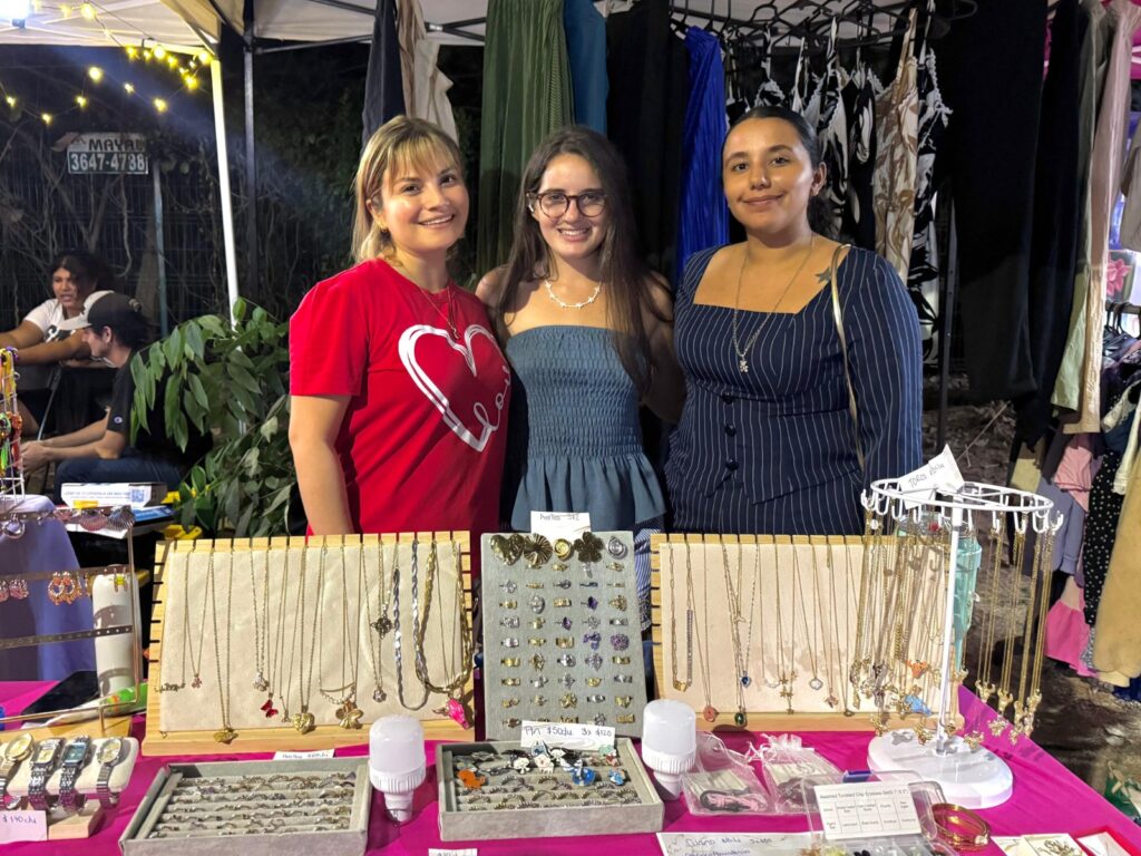 Familias disfrutaron del Bazar Joven y el TukiCine en el Parque Lineal