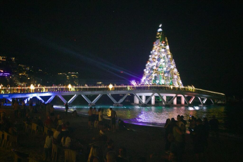 El Muelle de Los Muertos enciende la Navidad con su árbol navideño